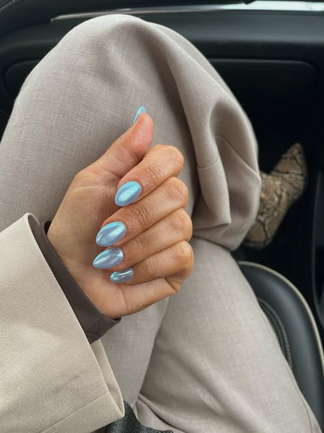 Cute Short Chrome Nails, Shiny Summer Nails, Summer Gel Nails Chrome, Nails For Iceland, Short Oval Nails Designs Summer, Chrome Nails Designs Blue, Light Blue Chrome Nails Almond, Blue With Chrome Nails, Chrome Colored Nails