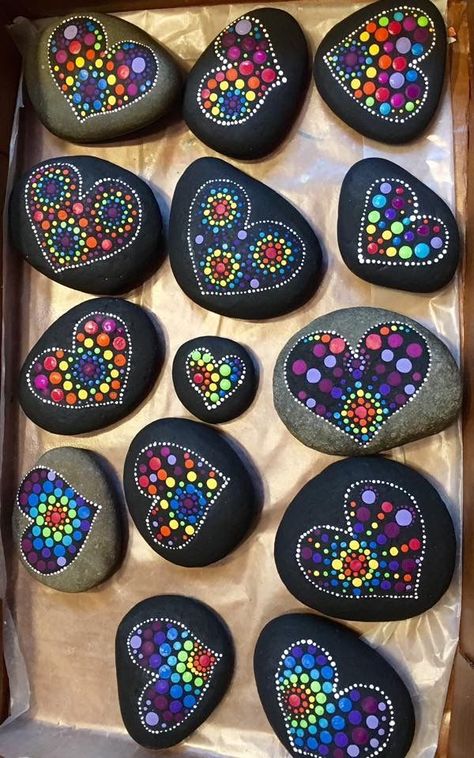 Mandala Painted Rocks, Art Pierre, Mandala Rock Art, Rock And Pebbles, Black Spray Paint, Painted Rocks Craft, Painted Rocks Diy, Rock Painting Ideas Easy, Rock Painting Patterns