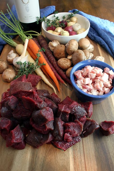 Elk Stew, Elk Meat Recipes, Cooking With Red Wine, Elk Meat, Salat Wraps, Elk Recipes, Meat Stew, Farm Recipes, Deer Recipes