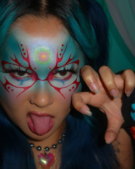 1,2 or 3??? swipe for 👁️👄👁️ me 🤝 makeup maximalism Alien Costume Makeup, Maximalism Makeup, Alien Eye Makeup, Alien Makeup Pretty, Alien Makeup Looks, Alien Halloween Makeup, Eyes Reference, Alien Makeup, Alien Halloween