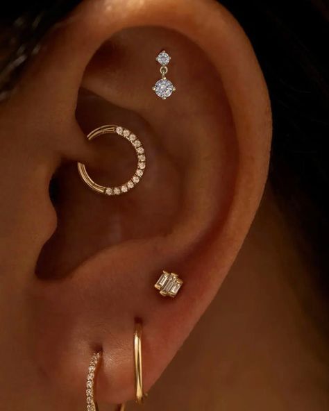 Lobe Percinings, Ear Piercing Helix Ideas, Pretty Piercings, Ear Piercings Helix, Piercing Inspo, Earring Ideas, Ear Piercing, Dream Hair, Christmas Wishlist