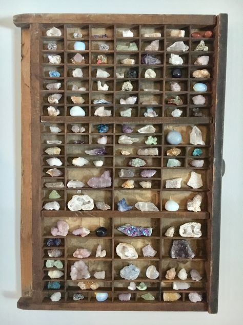 Printers tray displaying mini crystal collection Crystal Display Stand, Crystal Case Display, Crystal Tumble Display Ideas, Rock Display Table, Crystal Organization Ideas, Crystal Display Case, Ways To Display Crystals Rock Collection, Display Rocks Collection, Printer Tray Ideas