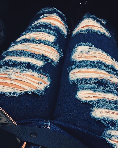 Ripped Jeans Aesthetic, Cute Ripped Jeans, Tasty Dessert, Crop Top With Jeans, Jeans Outfit Women, Nice Outfits, Pinterest Closet, Outfit Women, Jeans Outfit