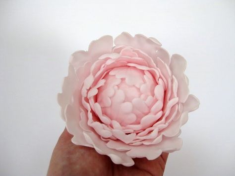 Gumpaste Peony Tutorial on Cake Geek Magazine Closed Peony, Gumpaste Peony, Peony Tutorial, Poppy Tutorial, Peony Cake, Cherry Blossom Cake, Sugar Flowers Cake, Sugar Flowers Tutorial, Fondant Flower Tutorial