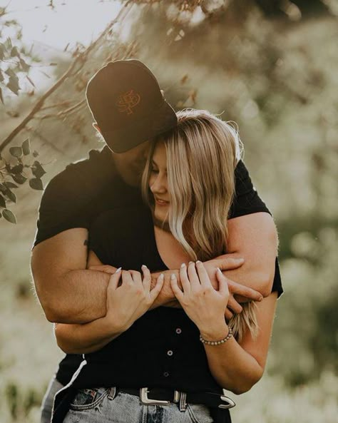 Cute Poses For Family Pictures, Flattering Outfits For Pictures, Fall Photos For Couples, Couple Photoshoot Poses Natural Outdoor, Couplephoto Photo Ideas, Married Couples Photoshoot, Married Couple Photoshoot Ideas, Cute Couple Picture Poses, Husband And Wife Photo Ideas