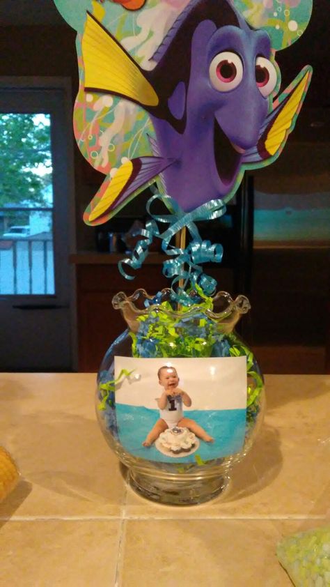 Centerpiece fish bowl Finding Nemo Centerpieces Diy, Fish Bowl Centerpiece Birthday, Finding Dory Centerpieces Ideas, Nemo Centerpieces Ideas, Fish Bowl Centerpiece, Finding Dory Birthday Party, Dory Birthday Party, Nemo Baby, Finding Nemo Party