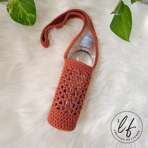 Bottle Cover Crochet Free Pattern, Crochet Drink Bottle Bag, Drink Bottle Holder Crochet, Crochet Wine Bag Pattern, Crochet Wine Bottle Bag Free Pattern, Bottle Bag Crochet Free Pattern, Crochet Wine Bottle Holder Pattern, Crochet Bottle Holder Tutorials, Crochet Water Bottle Holder Pattern Free Easy