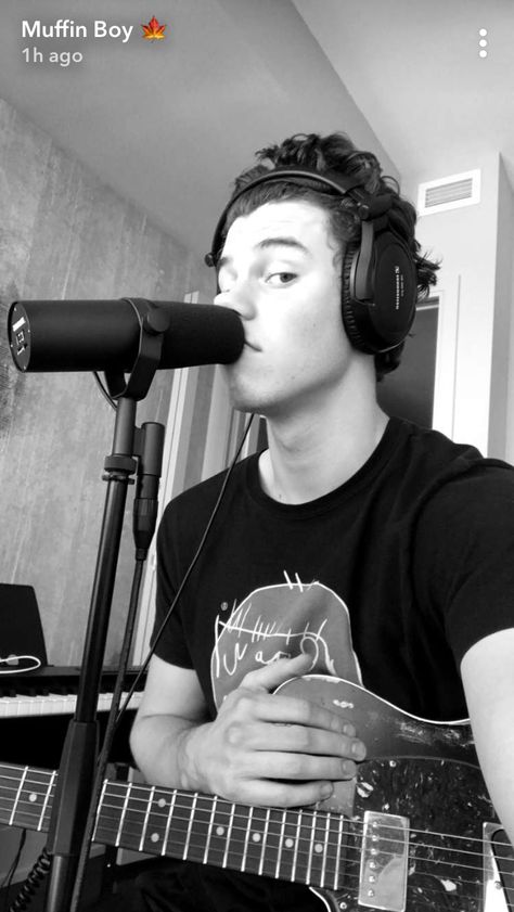 SM3 MY BB IS IN THE STUDIO!!!! Shawn Mendes Snapchat, Shawn Mendes Concert, Shawn Mendes Memes, Shawn Mendes Imagines, Shawn Mendes Wallpaper, Muffin Man, Cameron Dallas, Shawn Mendes, Future Husband