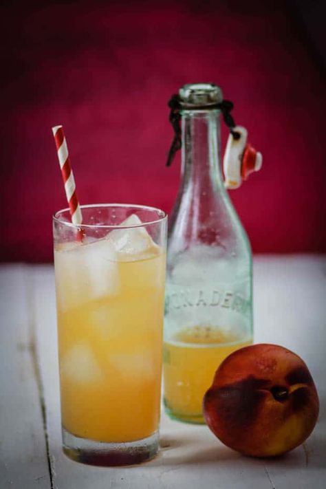 Homemade Ginger Peach Soda || Fresh peaches and ginger come together in this irresistible homemade soda! || @thismessiours #vegan Homemade Soda Syrup, Soda Stream Recipes, Peach Soda, Blueberry Lavender, Fizz Cocktail, Soda Syrup, Homemade Soda, Peach Syrup, Ginger Peach