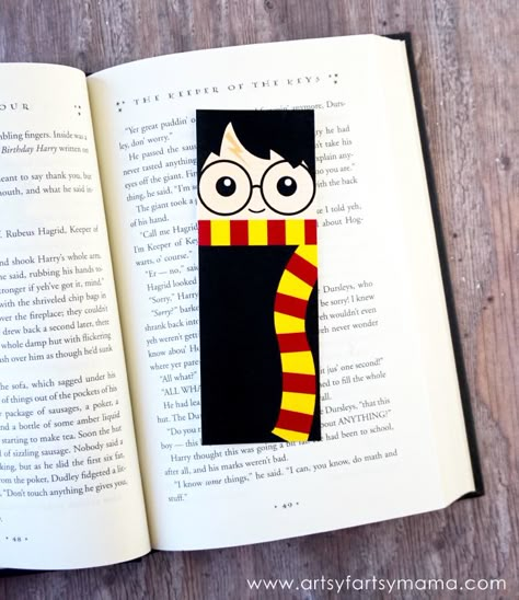 Free Printable Harry Potter Bookmarks at artsyfartsymama.com Harry Bookmarks, Cool Bookmarks Diy, Bookmark Design Art, Book Mark Design Ideas, Book Mark Painting, Bookmark For Boys, Bookmarks For Boys, Black Bookmark, Boy Teenager