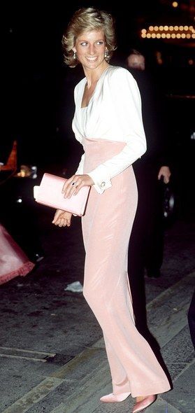 1989 Pink Wardrobe, Princess Diana Fashion, Catherine Walker, Princess Diana Photos, Prinz Harry, Princes Diana, Diana Fashion, Estilo Real, Elisabeth Ii