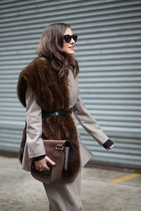 Trent Coat, Stile Casual Chic, Scarf Trends, Elegante Y Chic, New York Fashion Week Street Style, Autumn Street Style, Looks Chic, Fur Fashion, 가을 패션