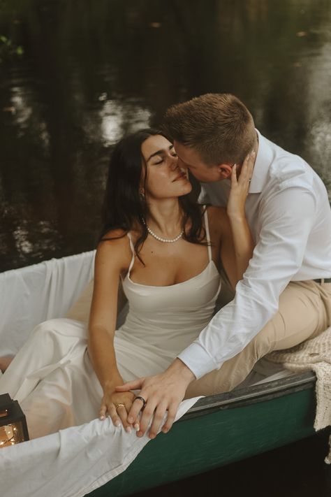 Engagement Photos Row Boat, Rowboat Couple Photoshoot, Canoe Engagement Pictures, Canoe Photoshoot, Boat Engagement Photos, Lake Couple, Boat Engagement, Boat Photoshoot, Picnic Engagement