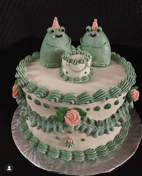 Aesthetic Frog Birthday Cake, Cute Birthday Cakes Green, Garden Design Cake, Fairycore Birthday Cake, Y2k Cakes, Frog Cake Aesthetic, Frog Cake Birthday, Green Cake Aesthetic, Y2k Birthday Cake