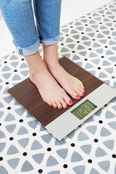 A Doctor Told Us to Throw Away Our Scales If We Want to Lose Weight: Here’s Why Simple Diet Plan, Simple Diet, Hip Problems, Plus Size Yoga, Natural Detox Drinks, Weight Scale, Weight Tips, 10 Pounds, Lose Belly