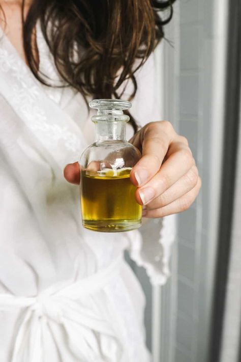 DIY Healthy Hair Scalp Oil Recipe - plus learn how to give yourself a head massage to soothe your scalp and stimulate hair growth. Scalp Massage For Hair Growth, Massage For Hair Growth, Hair Shedding Remedies, Stop Hair Breakage, Hair Growth Secrets, Hello Glow, Scalp Oil, Hair Control, Lip Hair