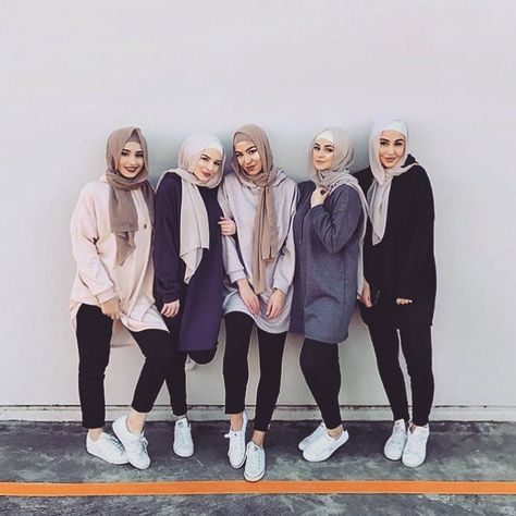 4,295 Likes, 21 Comments - chic hijab ﷽ (@chichijab) on Instagram: “Squad goals ❤️ photo credit: @nawalsari #chichijab @chichijab” Hijab Look, Mode Turban, Hijab Style Casual, Fashion Inspiration Board, Casual Hijab, Casual Hijab Outfit, Muslim Fashion Hijab, Fashion Muslim, Hijabi Outfits Casual