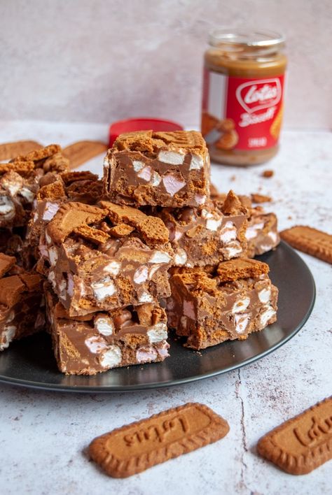 Biscoff Rocky Road Recipe, Rocky Road Ideas, Dessert Treat Boxes, Best Rocky Road Recipe, Biscoff Desserts, Biscoff Rocky Road, Easy Rocky Road Recipe, Sweet Munchies, No Bake Biscoff