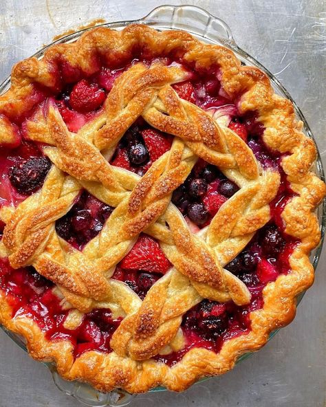 Mixed Berry Pie Recipe, Berry Pie Recipe, Fruit Pie Recipe, Mixed Berry Pie, Cherry Pie Recipe, Clam Recipes, Berry Pie, Homemade Pie Crusts, Fruit Pie