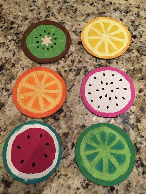 Painted cork coasters Diy Coasters Paint, Stepping Stone Painting Ideas, Diy Painted Coasters, Costers Diy Paint, Wooden Coaster Ideas Paint, Cute Coaster Painting Ideas, Painted Coasters Diy, Coster Painting Diy, Cork Coaster Ideas