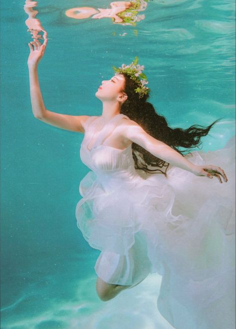 Underwater Photoshoot, Mermaid Pose, Kwon Eunbi, Girl In Water, Commitment Ceremony, Hawaii Luau, Under Water, Underwater Photography, Historical Architecture