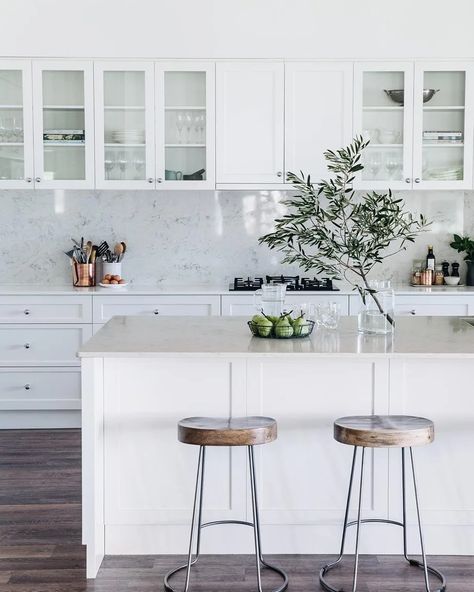 Hamptons x Country Style: 5 farmhouses to inspire Hamptons Kitchen, Classic White Kitchen, Country Kitchen Designs, Shaker Style Kitchens, Kitchen Bench, White Kitchen Design, Hamptons Style, Kitchen Farmhouse, Farmhouse Style Kitchen