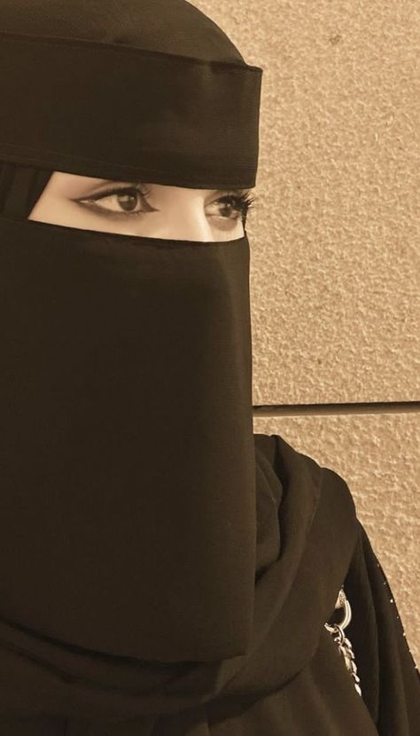 Naqab Dp Aesthetic, Black Abaya Designs Simple, Saudi Niqab Aesthetic, Niqab Aesthetic, Niqab Astethic, Black Niqab Aesthetic, Niqabi Girl, Blue Sky Photography, Pretty Blonde Hair