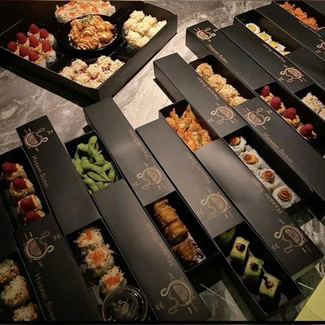 Luxury Takeaway Food Packaging, Sushi To Go Packaging, Sushi Delivery Packaging, Sushi Box Aesthetic, Sushi Box Design, Aesthetic Food Packaging, Sushi Box Packaging, Sushi Packaging Design, Sushi Packaging