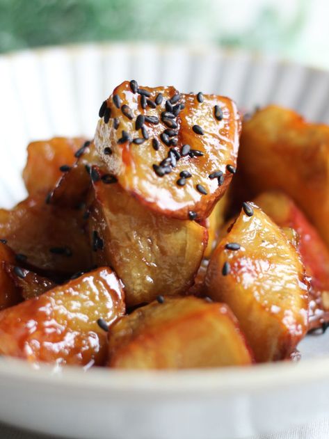 How to Make Daigaku Imo (Japanese Glazed/Candied Sweet Potatoes Recipe) Japanese Sweet Potato Recipe, Candied Sweet Potato Recipes, Japanese Appetizers, Stir Fried Noodles, Korean Sweet Potato, Sweet Potato Cookies, Yams Recipe, Sweet Potatoes Recipe, Vegetable Salads