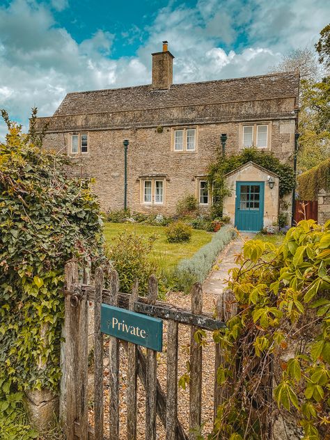 Harry Potters Parents house in Lacock Village Lacock Village, Harry Potter Parents, Harry Potter Locations, Harry Potter Filming Locations, The Other Boleyn Girl, Harry Potter Scene, Europe Trip, Village Life, England Travel