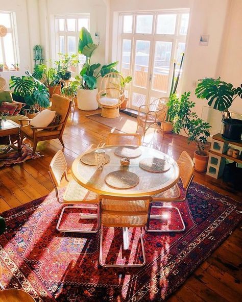 Istanbul Apartment, Moroccan Dining Room, Aesthetic Farmhouse, Boho Glam Home, Home Decor Eclectic, Nyc Apt, Farmhouse Living Room Decor, Boho Inspo, 70s Home