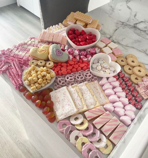 Pink Snacks, Sleepover Food, Party Food Platters, Love And Affection, Pink Foods, Sweet Snacks Recipes, Birthday Food, Cute Desserts, Food Platters