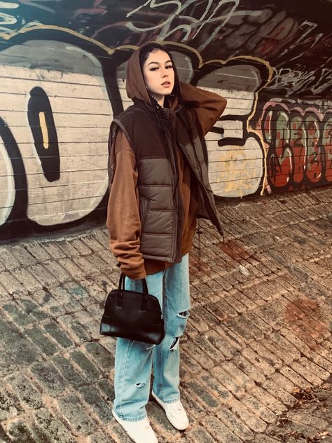 Jocelyn Meiere, Brown Oversized Hoodie, Hoodie Jacket Outfit, Brown Gilet, Gilet Outfit, Ripped Jeans Black, Baggy Ripped Jeans, Black Mini Bag, Hogwarts Dr