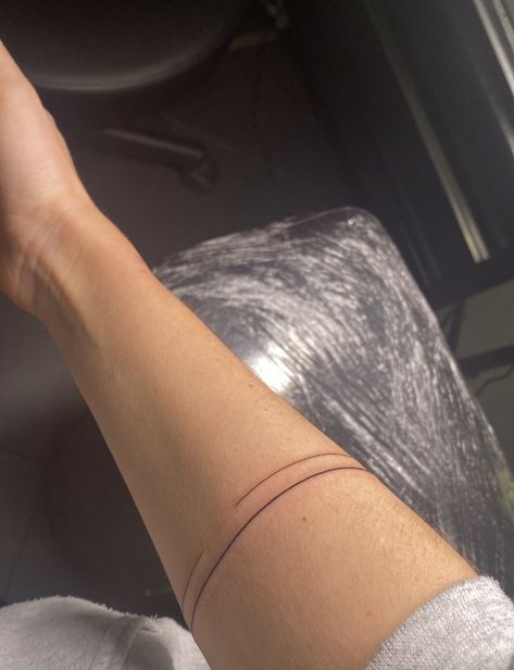 Circle Band Tattoo, Ring Arm Tattoo, Band Tattoo For Women, Tasteful Tattoos, Arm Band Tattoo, Ring Tattoos, Band Tattoo, Armband Tattoo, Arm Tattoo