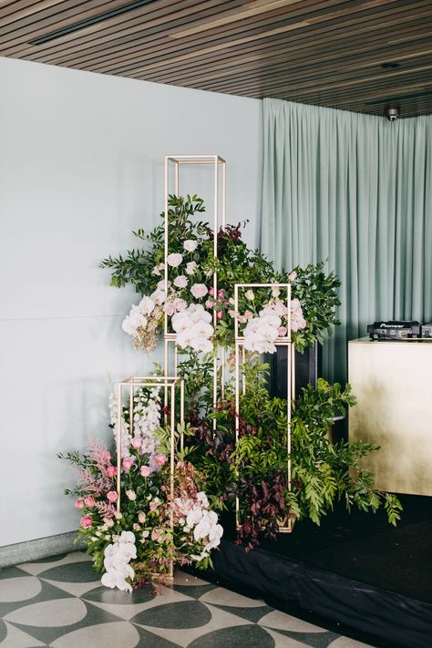 Stage Design With Flowers, Event Floral Arrangements, Floral Columns Wedding, Stage Floral Arrangements, Floral Stage Decor, Events Decoration Ideas, Garden Party Wedding Theme, Wood Backdrop Wedding, Ambience Decor