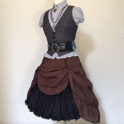 Women's Steampunk Pirate Halloween Costume With Steampunk Pirate Costume, Accessories Steampunk, Pirate Halloween Costume, Steampunk Mode, Steampunk Outfits, Moda Steampunk, Pirate Dress, Barbie Halloween Costume, Steampunk Couture