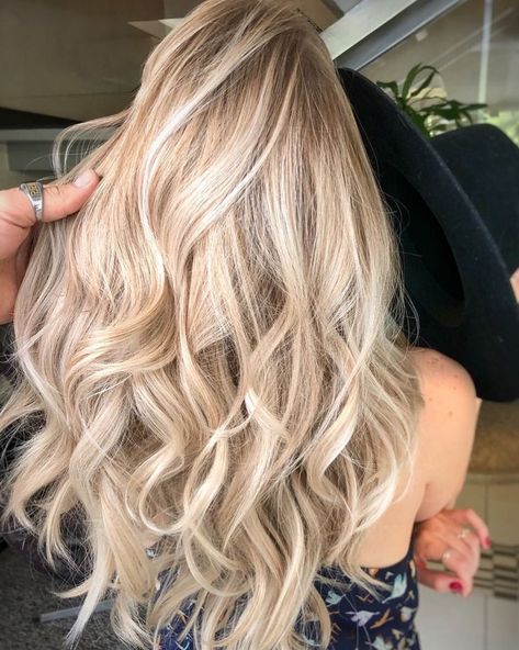 Champagne Balayage, Medium Balayage, Champagne Hair Color, Balayage Medium, Aesthetic Honey, Light Balayage, Honey Ideas, Champagne Blonde Hair, Champagne Hair