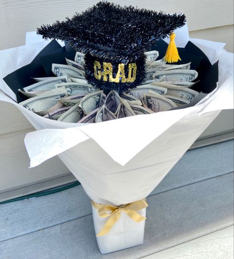 Small money bouquet for graduation🥳 Diy Money Bouquet Tutorial, Money Bouquet Ideas Graduation, Men Money Bouquet, Small Graduation Bouquet, Grad Money Bouquet, Graduation Ramos For Guys, Graduation Bouquet Ideas For Boys, Graduation Money Flower Bouquet, How To Make Money Bouquet For Graduation