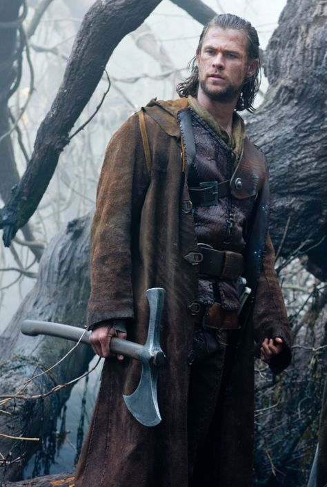 Snow White and the Huntsman: Chris Hemsworth as The Huntsman Snow White Huntsman, Snowwhite And The Huntsman, Long Brown Coat, Snow White And The Huntsman, The Huntsman, How To Act, Chris Hemsworth Thor, Anne With An E, Halloween Costume Ideas