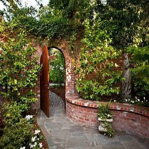 Ideas Para Decorar Jardines, Cottage Garden Plan, Brick Wall Gardens, Brick Fence, Brick Garden, Easy Landscaping, Traditional Garden, Traditional Landscape, Brick Walls