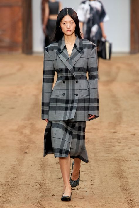 Style Analysis, Fall 2023 Ready To Wear, Fashion Runway Show, Stella Mc, 2023 Ready To Wear, Womenswear Fashion, Street Style Winter, Spring Fashion Trends, Plaid Fashion