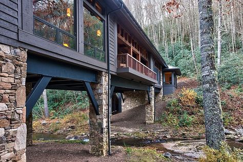 Bridge House-16-1 Kindesign Under A Bridge, Stone Cabin, Black Cabin, Bridge House, House Redesign, Rustic Exterior, House On Stilts, Casa Container, River House