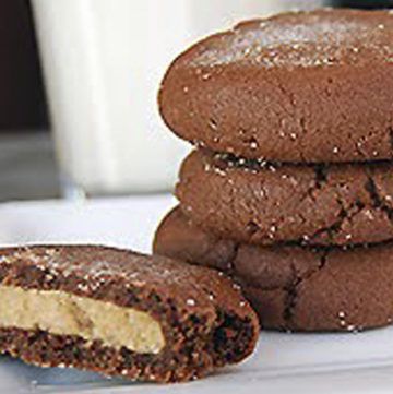 Chocolate Peanut Butter Cookies Recipes, Surprise Cookies, Surprise Cookie, Peanut Butter Sandwich Cookies, The Girl Who Ate Everything, Chocolate Peanut Butter Cookies, Peanut Butter Filling, Peanut Butter Cookie Recipe, Chocolate Peanuts