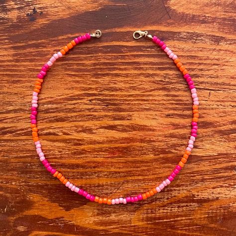 Ideas Collares Bolitas, Bead Color Combinations, Pink Beads Necklace, قلادات متدلية, Simple Beaded Necklaces, Surf Jewelry, Preppy Jewelry, Bead Charms Diy, Beaded Necklace Diy