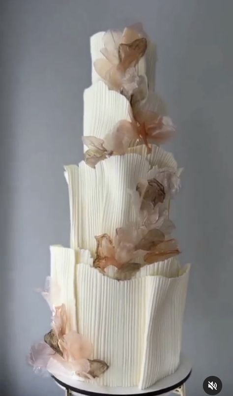 Isomalt Flowers, Beautiful Cake Designs, Modern Cakes, Dream Wedding Cake, Luxury Wedding Cake, Creative Cake Decorating, White Wedding Cakes, Wedding Cake Decorations, Elegant Wedding Cakes