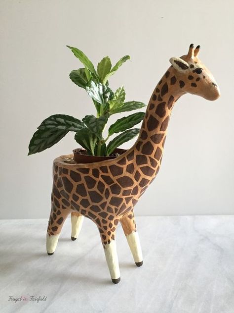 20 Lovely And Creative Animal Planters You Can Do It Yourself - 140 Animal Planters Diy, Giraffe Pot, Clay Giraffe, Giraffe Planter, Brancusi Sculpture, Ceramic Giraffe, Animal Pots, Diy Summer Decor, Clay Planter