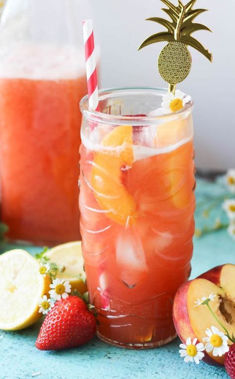 Strawberry Peach Lemonade Strawberry Peach Lemonade, Peach Lemonade, Lemonade Drinks, Lemonade Recipes, Punch Recipes, Smoothie Drinks, Non Alcoholic Drinks, Tea Recipes, Refreshing Drinks