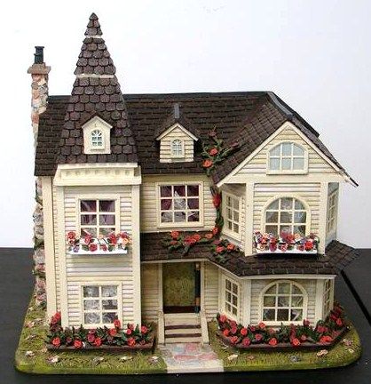 I LIKE HOW THE OUTSIDE IS DECORATED! Doll House Exterior, Exterior Inspiration, Diy Dolls, Mini Doll House, Victorian Dollhouse, Casa Vintage, Small Stuff, Miniature Houses, Sims 4 Houses