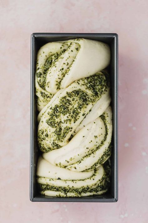 Pesto Swirl Bread, Bread Ideas Creative, Pesto Foccacia, Pesto Bread Recipe, Braided Breads, Savory Babka, Cheesy Pesto Bread, Pesto Bread, Yeast Recipes