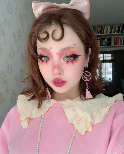 Cute Face Makeup Art, Evilllllyn Makeup, Pink Makeup Looks Creative, Pastel Kawaii Makeup, Kawaii Doll Makeup, Cute Hair Short, Bubblegum Makeup, Blonde Goth Makeup, Draculaura Makeup Look